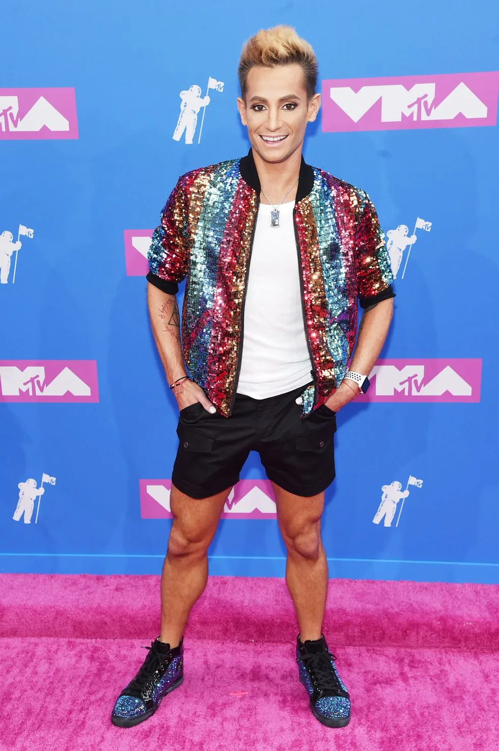 Vũ công Frankie Grande trong chiếc áo kim sa lấp lánh. Ảnh: ELLE USA