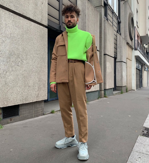 phối đồ gam màu beige lấy điểm nhấn áo cổ lọ neon