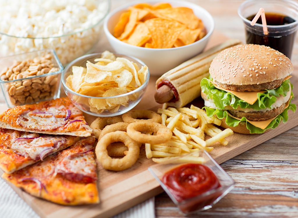 Để có được cơ bụng 6 múi hoàn hảo, bạn nên tránh xa những món đồ ăn nhanh như khoai tây chiên, Hamburger, Hotdog, Pizza