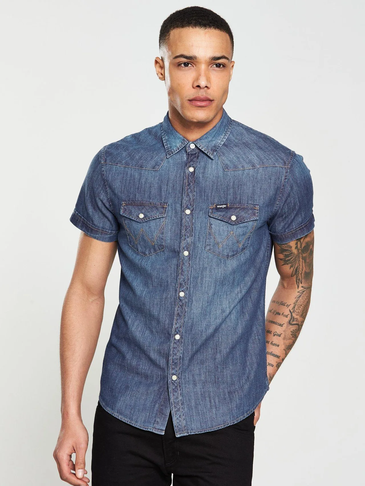 Áo denim nam vải western. Ảnh: Pinterest