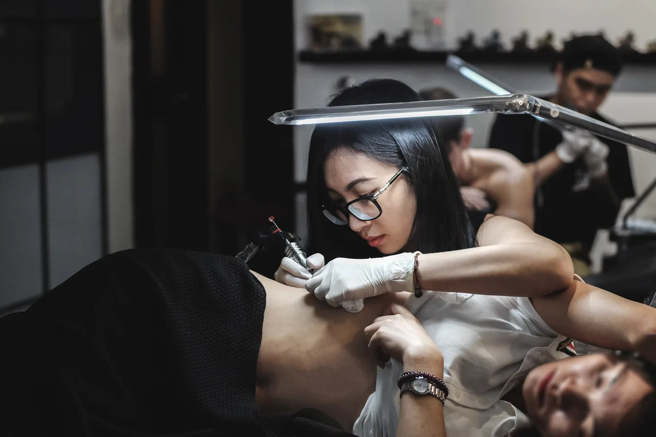 thao nguyen tata lam viec xam hinh - elle man (1)