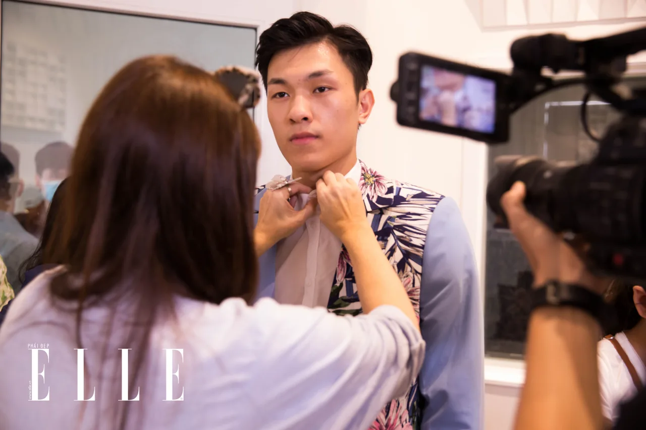 Anh chàng trong buổi fitting cho chương trình trong BST Fashion for Freedom. Ảnh: ELLE Việt Nam