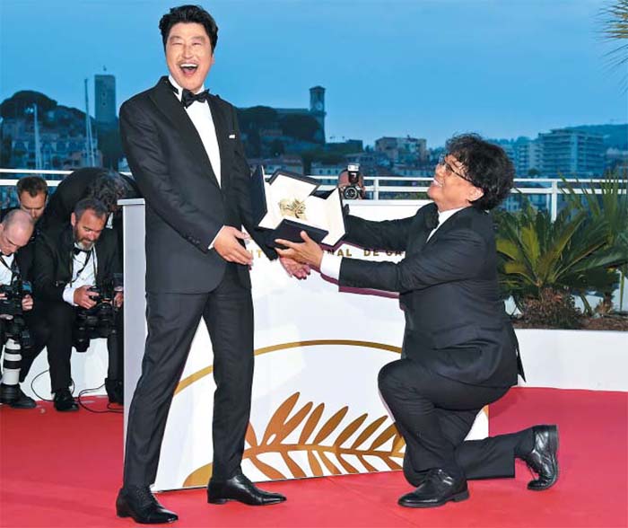 đạo diên bong joon ho tại LHP Cannes 2019 cùng nam chính parasite