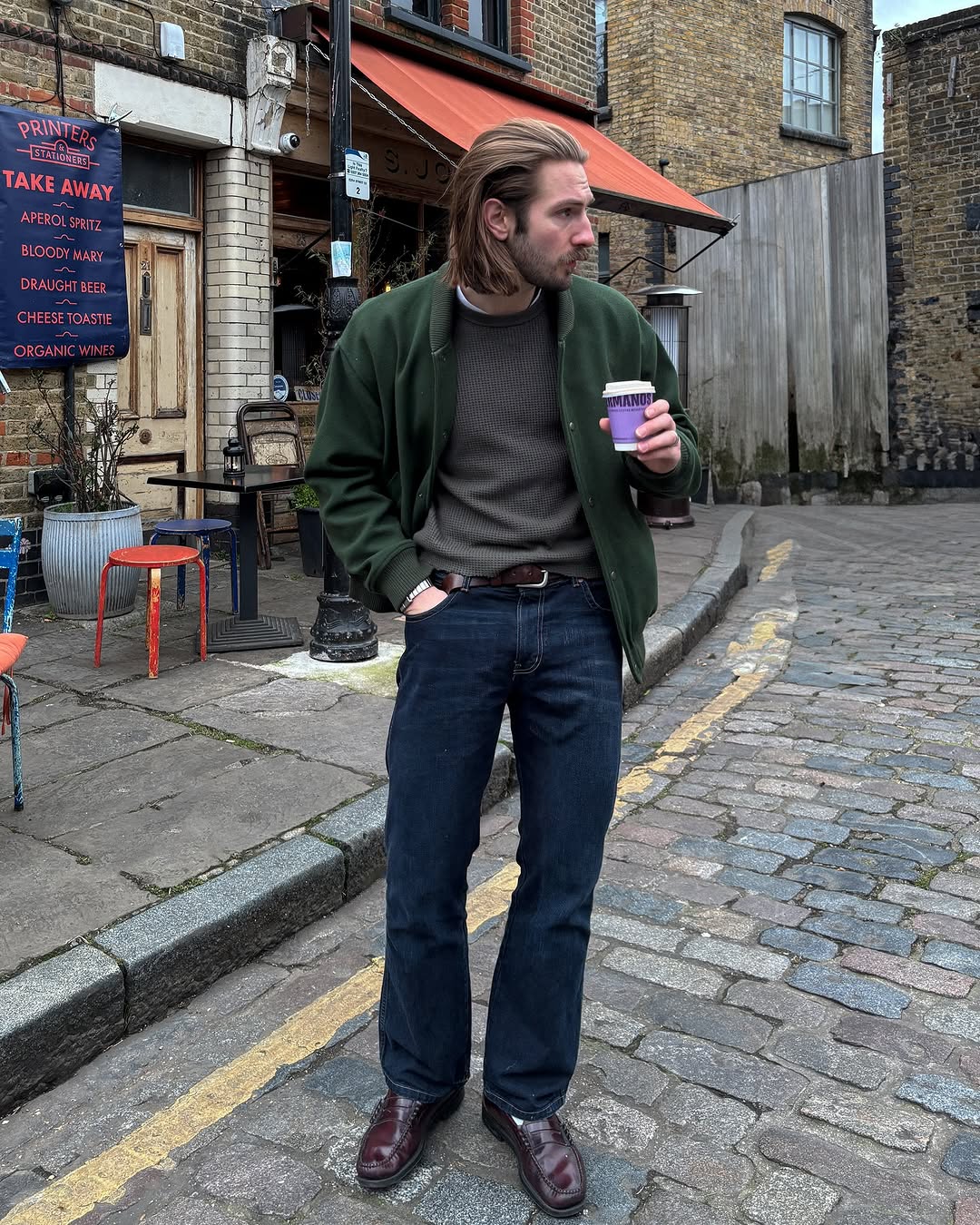áo len cardigan xanh lá và quần jeans xanh navy