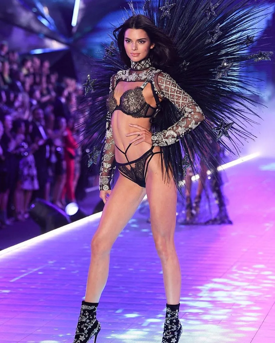 Độ nổi tiếng của Kendall ban đầu bắt nguồn từ việc xuất hiện trên show truyền hình thực tế của gia đình Kardashian. Cộng với nhan sắc sẵn có, body quyến rũ và gu ăn mặc chất, cô dần trở thành một người đẹp được yêu thích trên Instagram và sau đó trở thành siêu mẫu thời trang.. Ảnh: Shutterstock