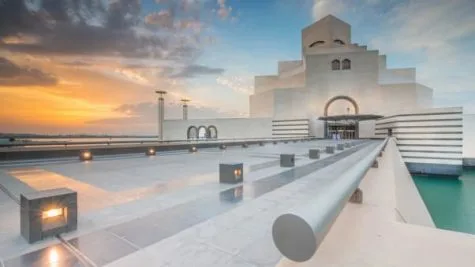Nếu chúng ta nhìn từ phía biển Corniche, Bảo tàng như đang nổi trên mặt nước