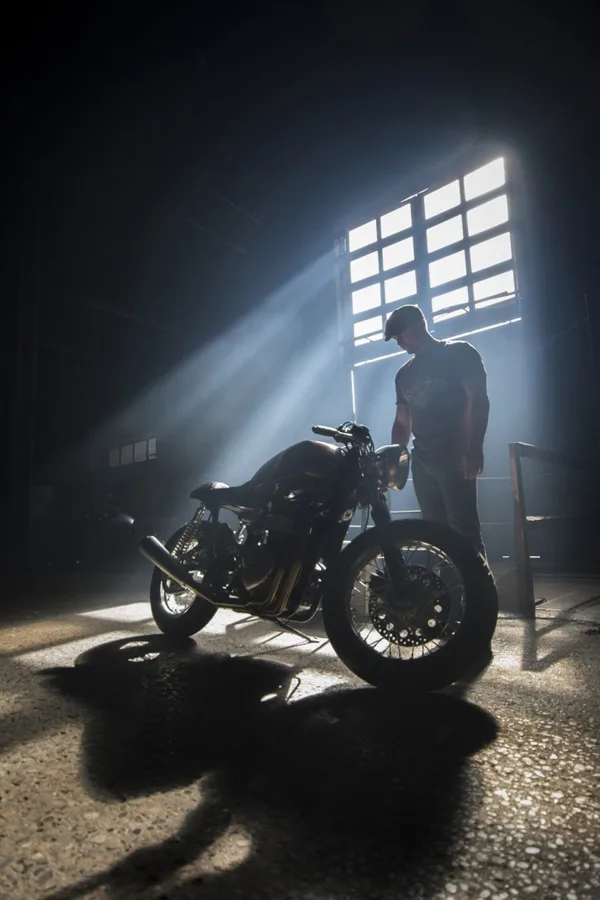 Ryan Reynolds & Triumph Thruxton cafe racer 3 - elle man