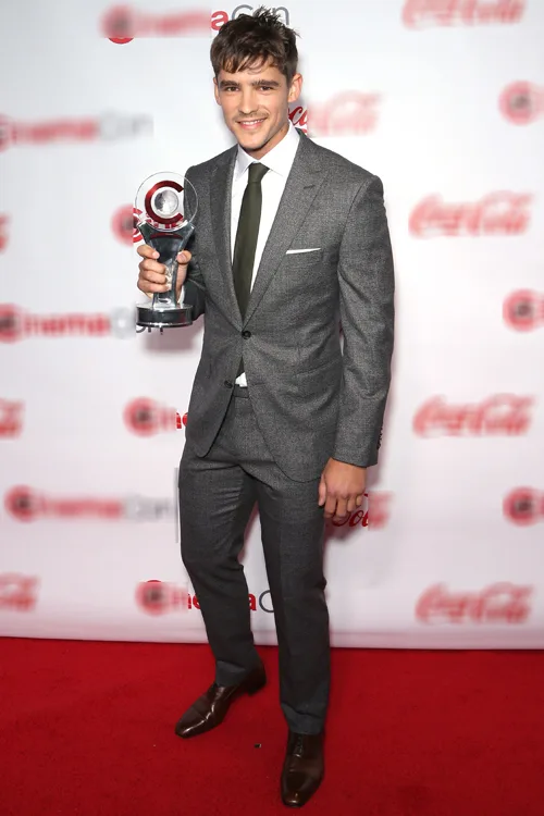 phong cach thoi trang - brenton-thwaites - elle man 2