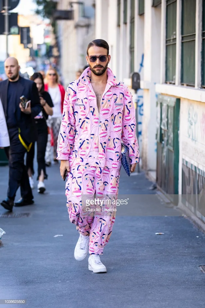 Bộ jumpsuit với gam màu hồng chói chang giữa thủ đô Milan. Ảnh: Getty Images