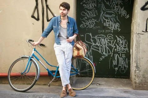 Sơ mi khoác ngoài kết hợp với tank top bên trong không bao giờ lỗi mốt với thời tiết đầu thu