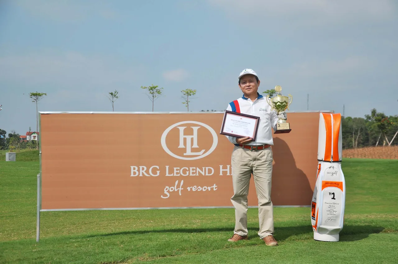Gôn thủ Đoàn Châu Phong nhận cúp, giấy chứng nhận và món quà đặc biệt từ BRG Golf