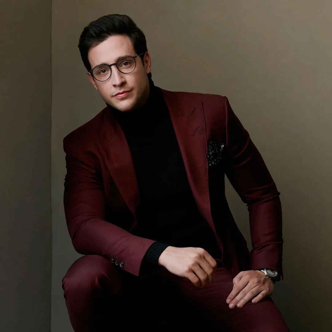 phối trang phục màu đỏ burgundy - mike