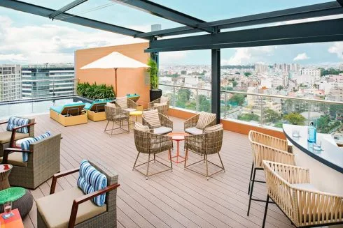 Với khung cảnh ấn tượng ngắm nhìn máy bay hạ cánh và cất cánh, quán bar trên sân thượng, The Hub, phục vụ một loạt món ăn kết hợp độc đáo cùng nhiều loại bia và cocktail từ trưa đến 1 giờ sáng.