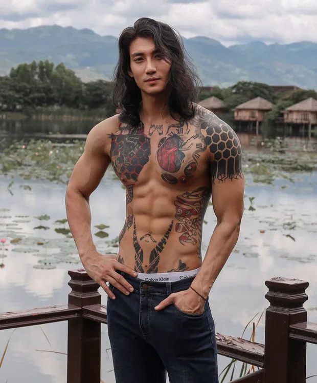 Paing Takhon cởi trần