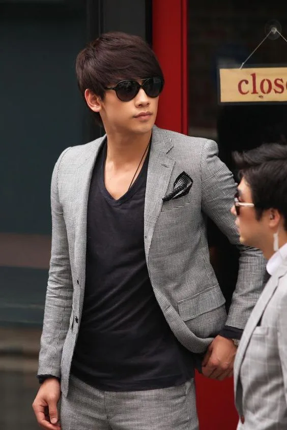 Bi Rain với phong cách blazer và sơ mi cổ tim màu đen.