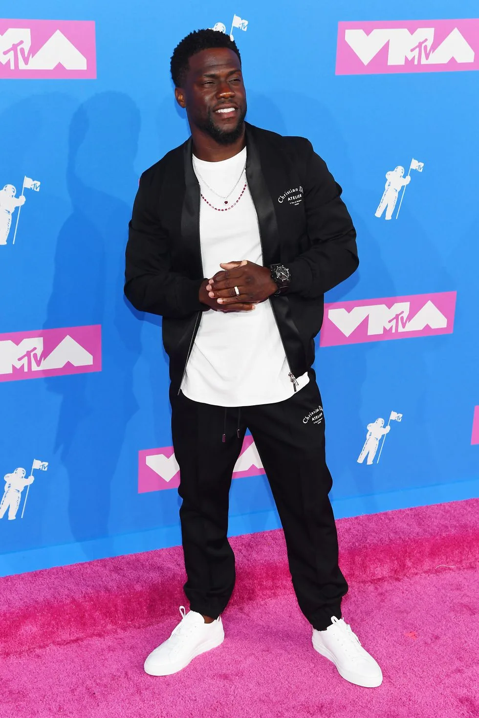 Diễn viên Kevin Hart với bộ cánh đơn giản trên nền trắng đen chủ đạo. Ảnh: ELLE USA