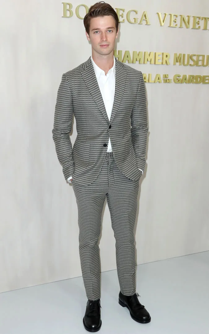 diễn viên Patrick Schwarzenegger mặc suit caro