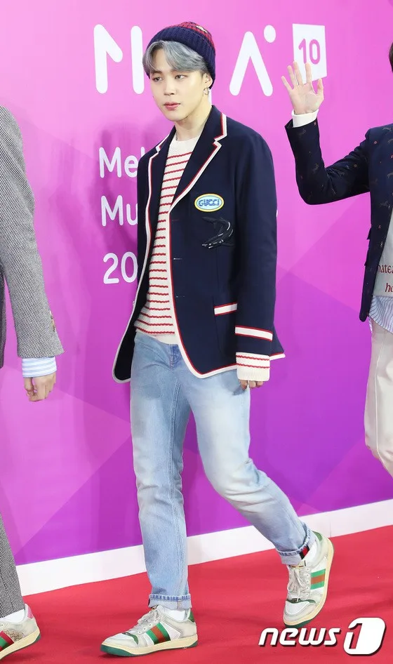 Jimin trẻ trung với outfit mang đậm tinh thần preppy. Ảnh: News 1