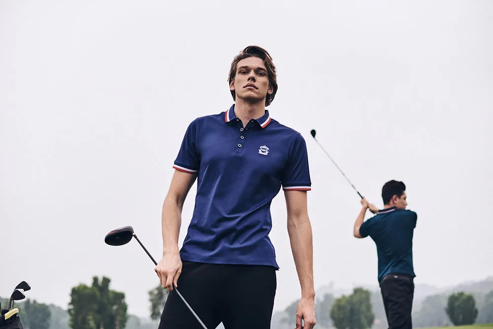 ao thun polo - chang trai mac ao polo xanh navy cam gay golf - elle man