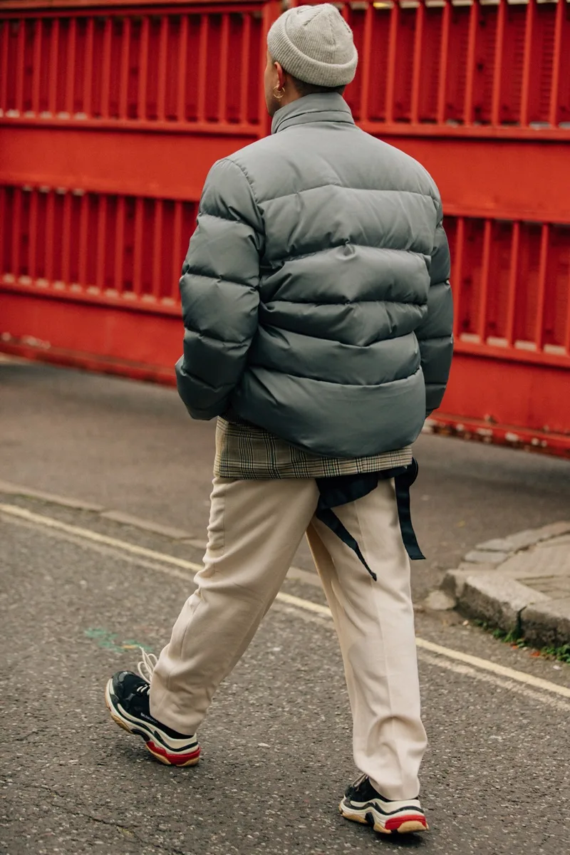 Áo khoác du lịch phối cùng quần âu và sneaker đầy sáng tạo và phong cách. Ảnh: GQ
