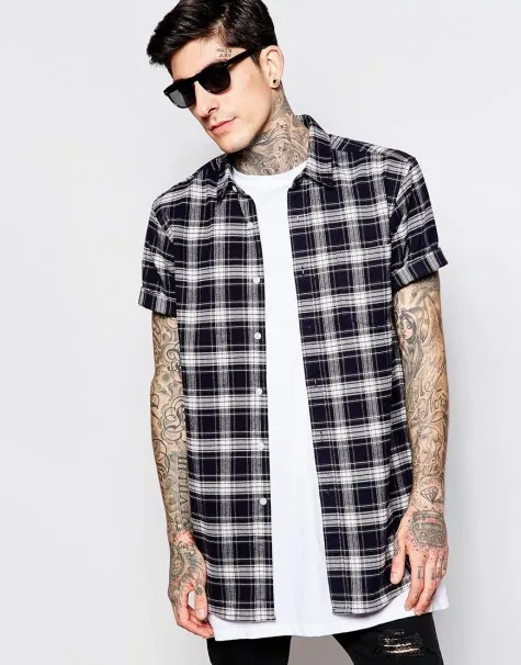 Kết hợp layer giữa T-shirt trơn bên trong và áo sơ mi dạ kẻ caro khoác ngoài là kết hợp kinh điển