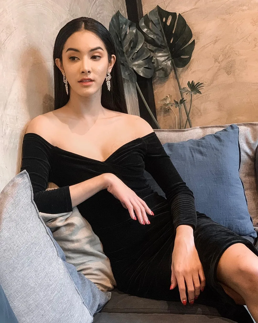 mỹ nhân chuyển giới - nadia diện váy nhung đen