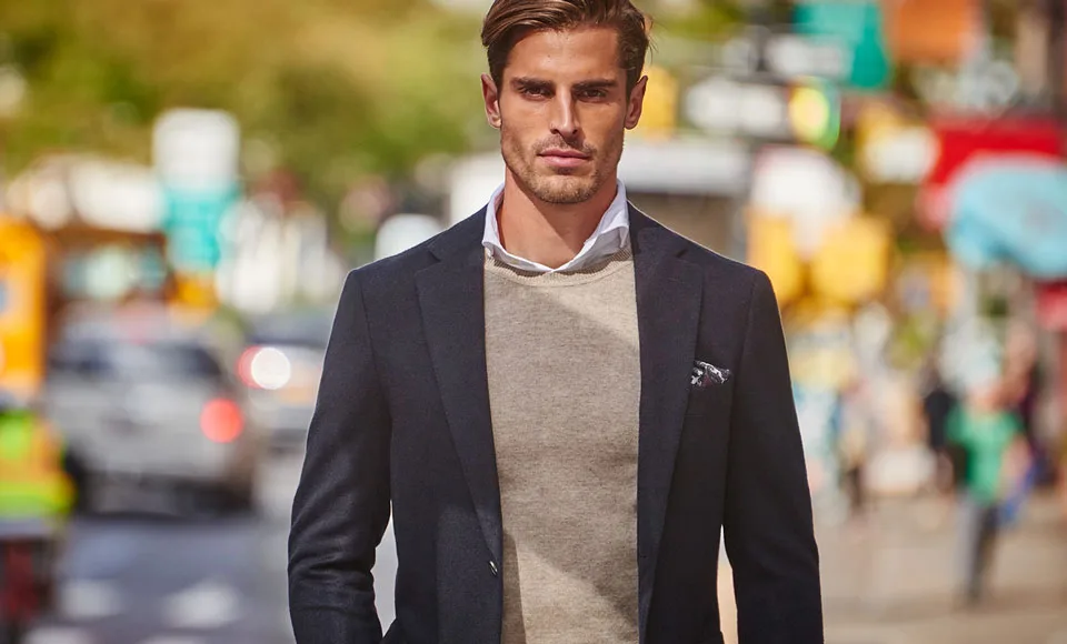 Phối áo len cổ tròn với sport jacket
