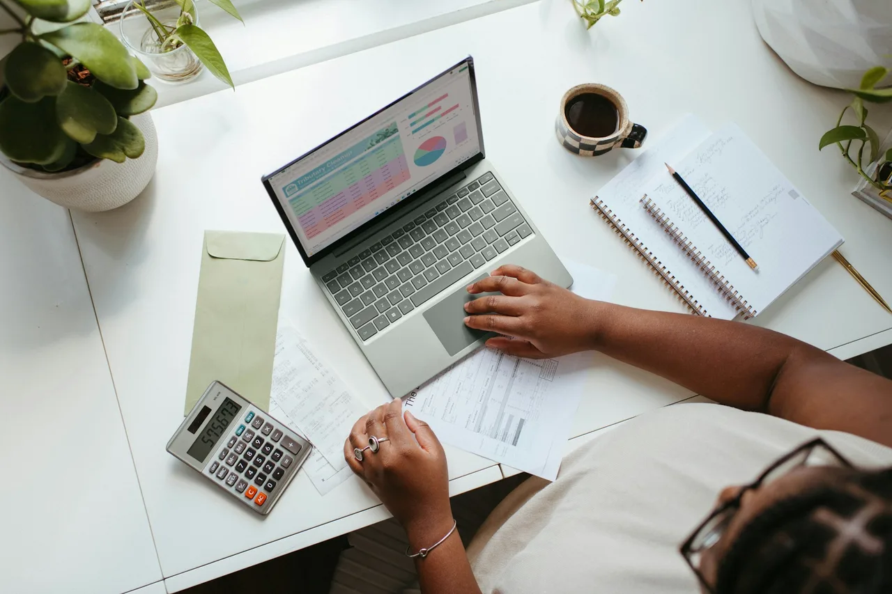 làm việc trước máy tính