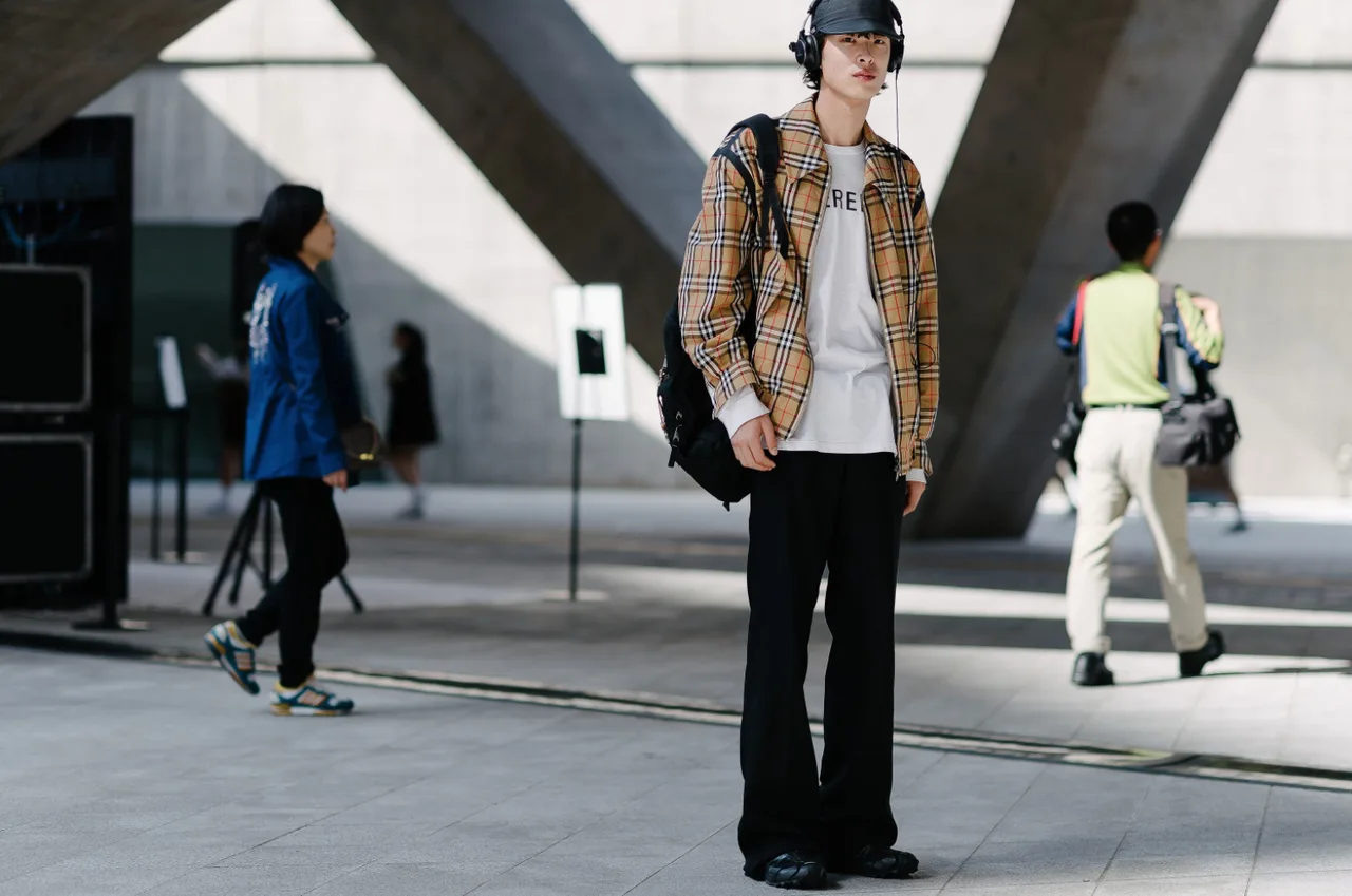Cac street style look tuyet dep tai Seoul Fashion Week Xuan He 2018 23