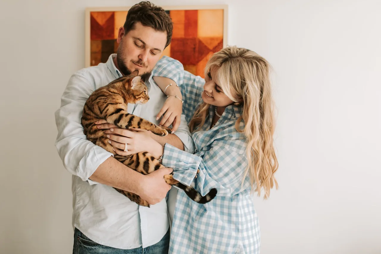 cặp đôi chơi với chú mèo. Ảnh: Vlada Karpovich/Pexels