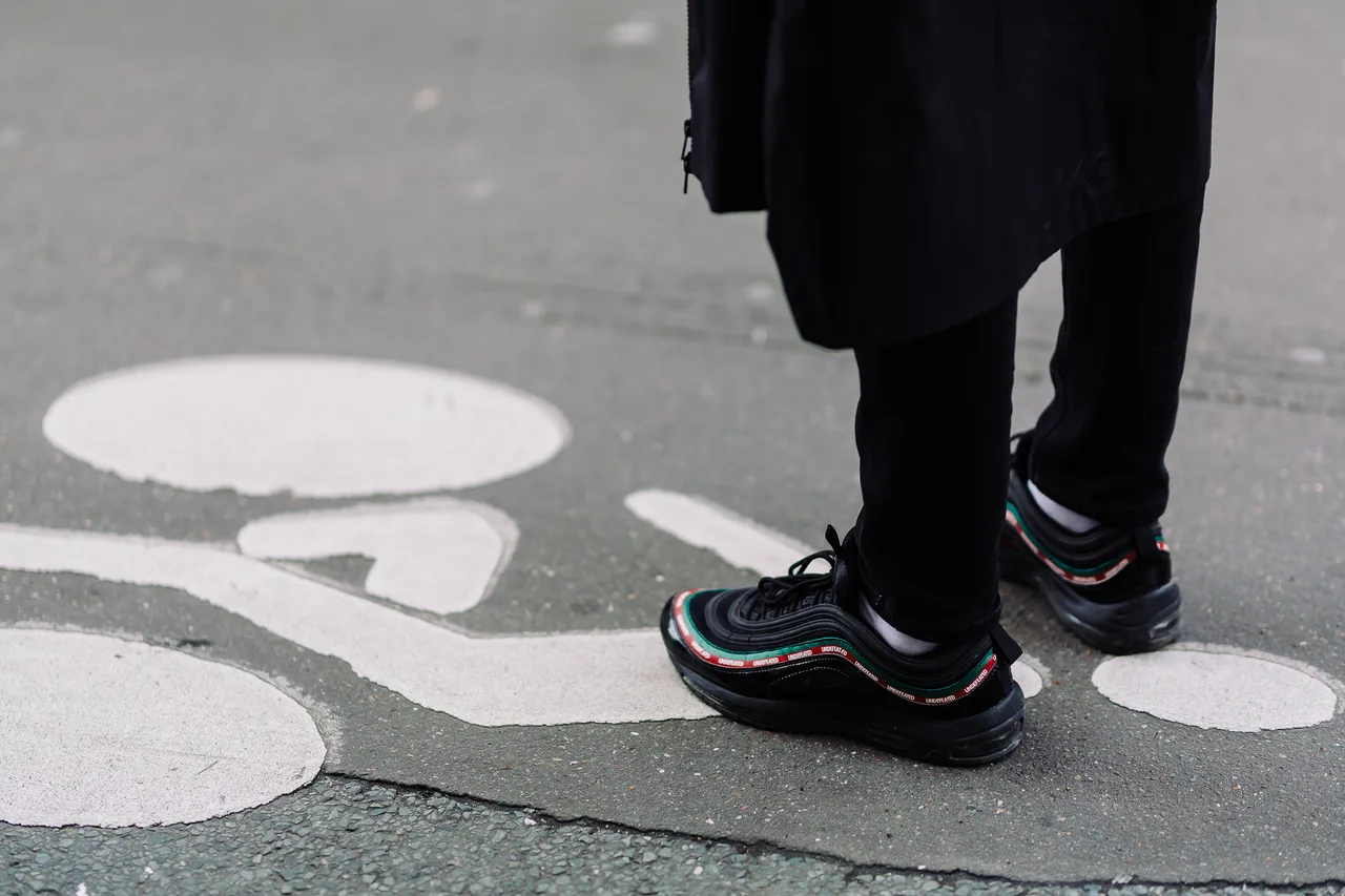 Nike Air Max 97 với thiết thiết kế hòa quyện tuyệt vời giữa tính hiện đại và cổ điển, siêu phẩm đã luôn nằm trong danh sách “sold out”.