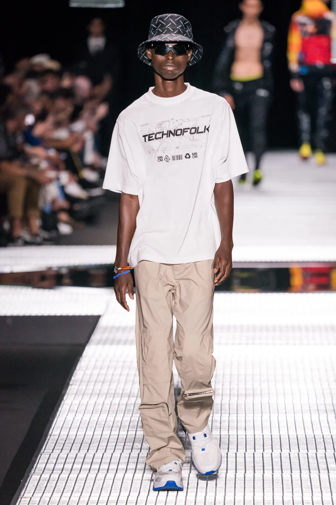 ao thun hoa tiet - elle man style calendar - marcelo burlon ss20