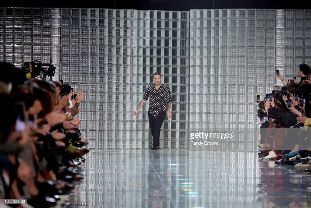 Marc Jacobs xin lỗi người hâm mộ vì trình diễn trễ gần 90 phút vào ngày cuối cùng Tuần lễ thời trang New York.