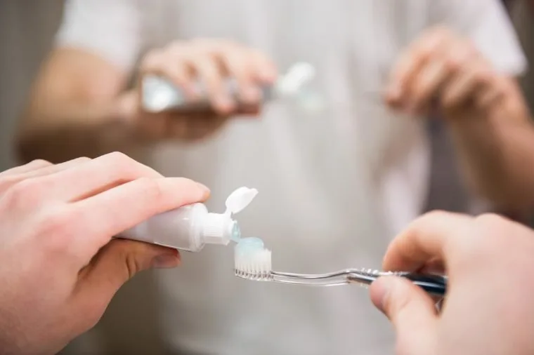 lấy kem đánh răng nhẹ nhàng
