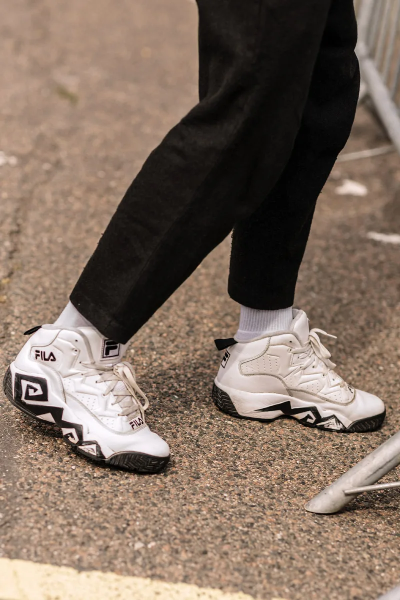 FILA cũng góp mặt với sneaker trắng đen đơn giản.Ảnh: Asia Typek