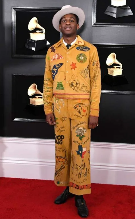 Leon Bridges gây ấn tượng với thiết kế mang đậm chất nhạc đồng quê. Ảnh: E!