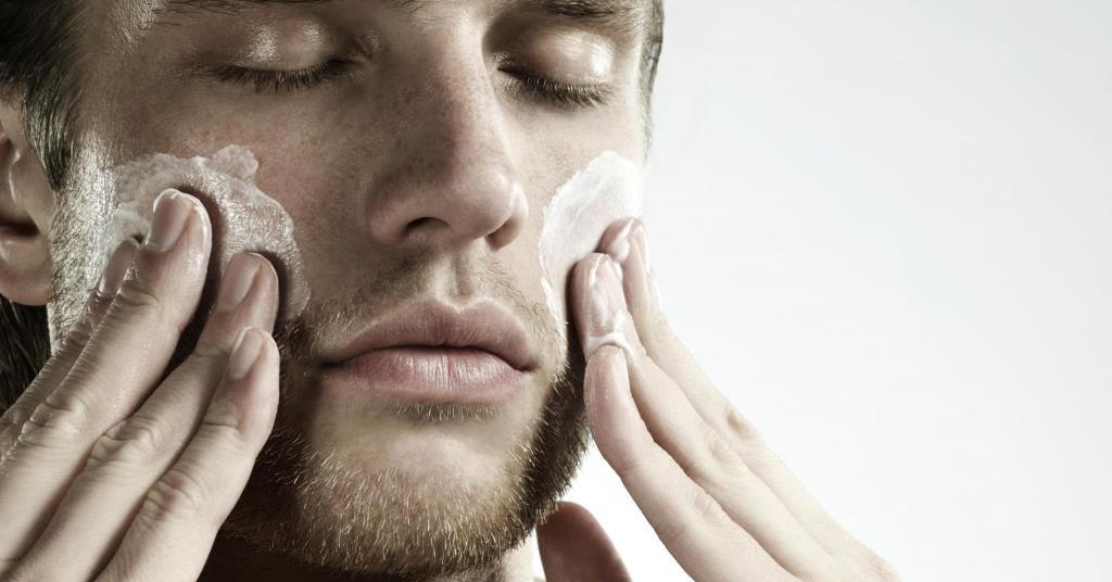 chăm sóc da mặt mùa Đông - tẩy da chết - elle man