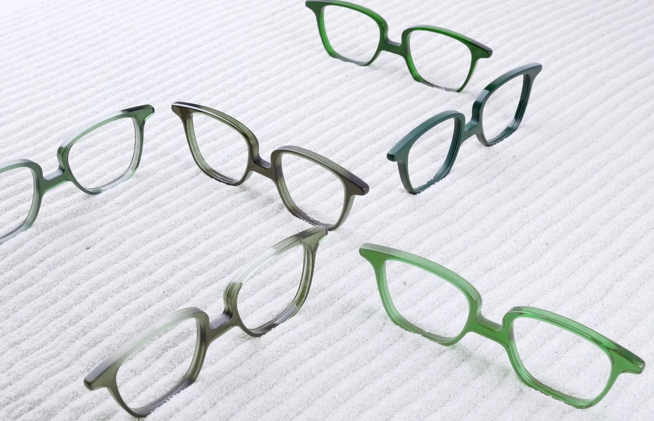local brand kính mắt trưởng thành