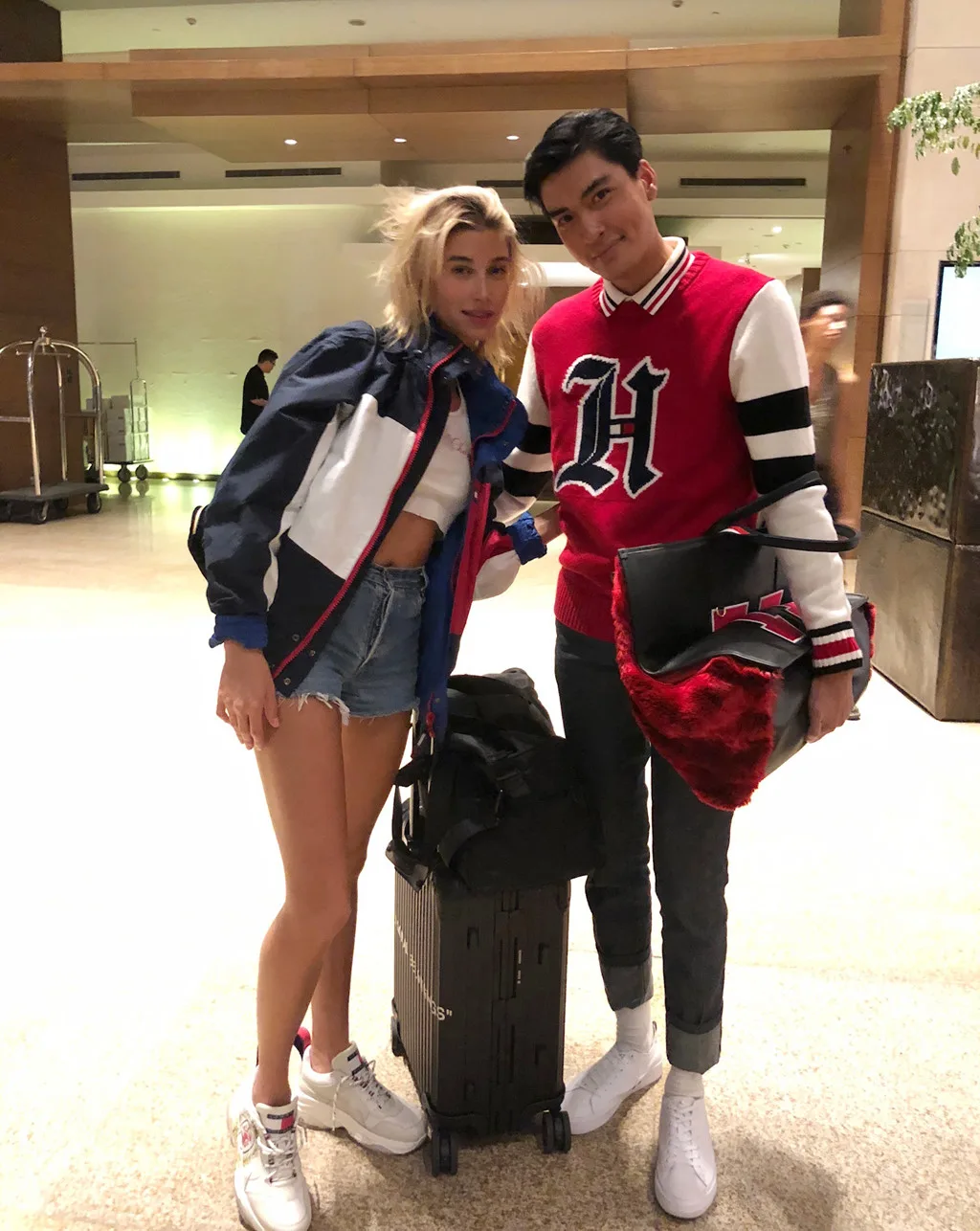 Quang Đại chụp ảnh thân mật cùng vị hôn thê của Justin, người mẫu Hailey Baldwin. Ảnh: Getty