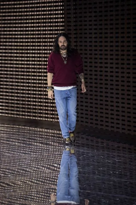 Alessandro Michele xuất hiện trong tiếng vỗ tay tán thưởng kéo dài ở cuối show diễn. Ảnh: Gucci