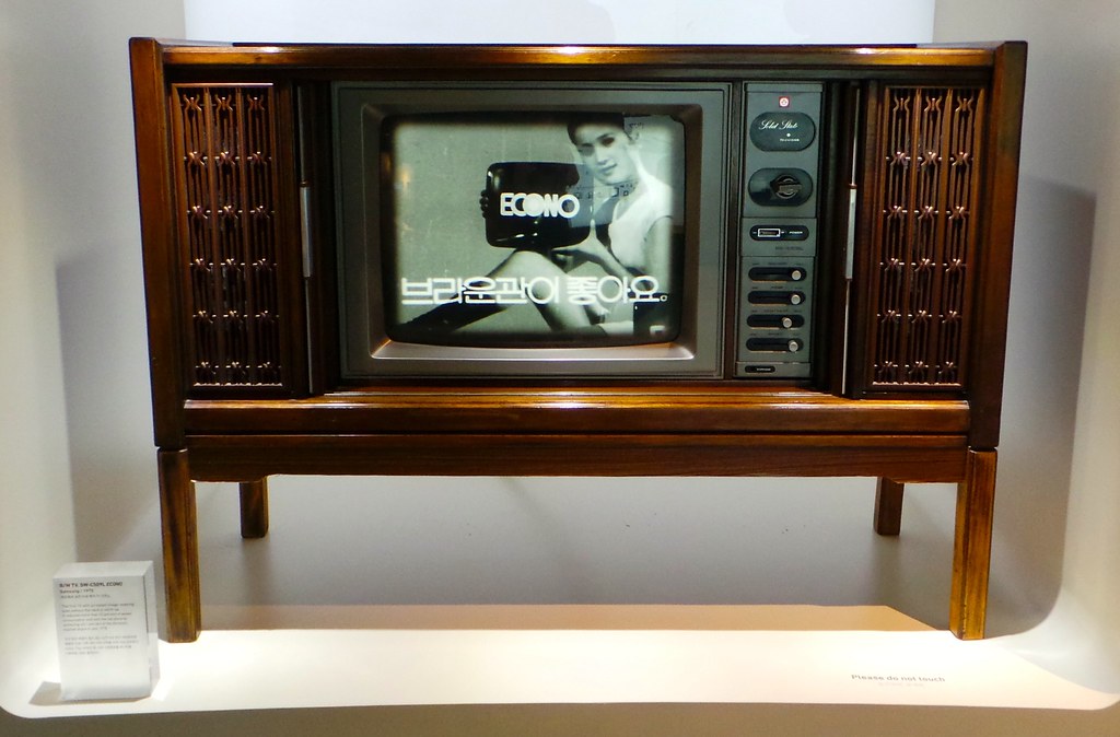 chiếc-tv-đen-trắng-đầu-tiên-của-samsung-logo-thuong-hiệu-samsung.