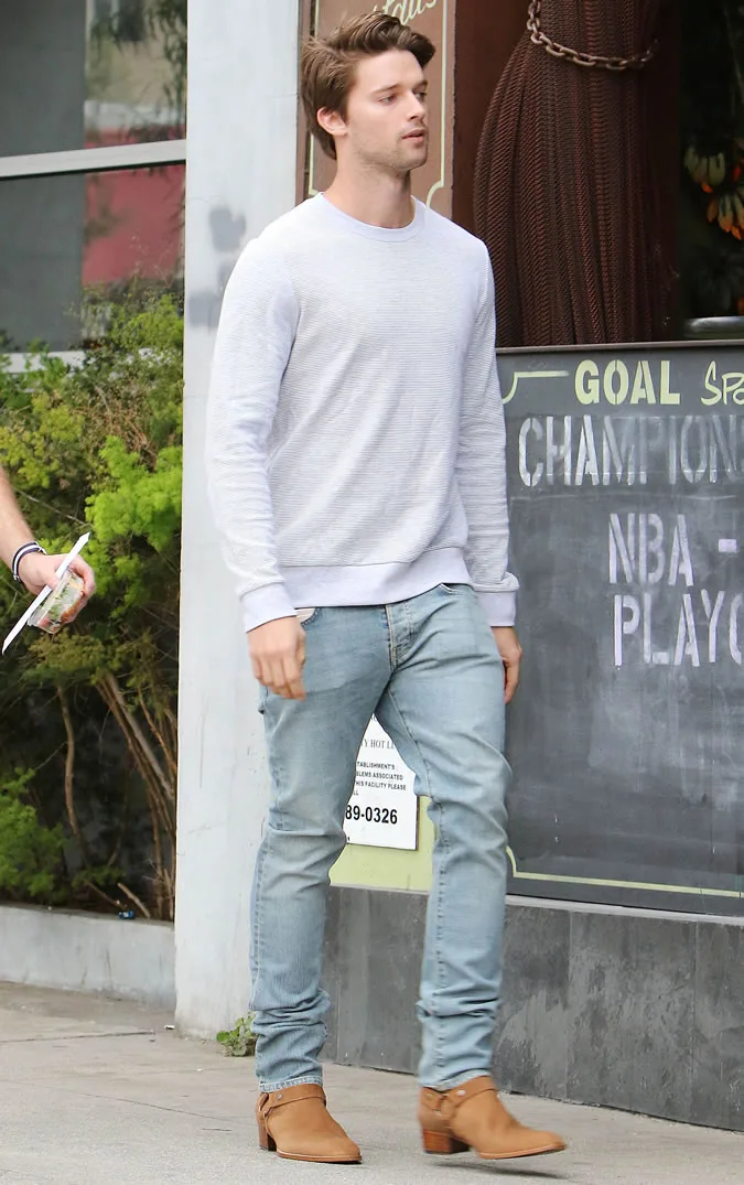 diễn viên Patrick Schwarzenegger mặc đồ màu sáng