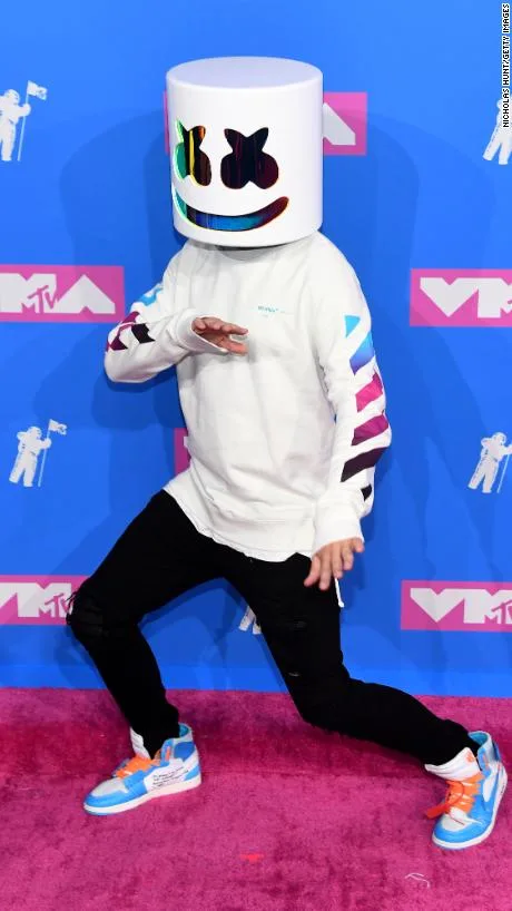 DJ Marshmello ấn tượng trong bộ trang phục mang đậm hơi thở đường phố của Off-White. Ảnh: CNN