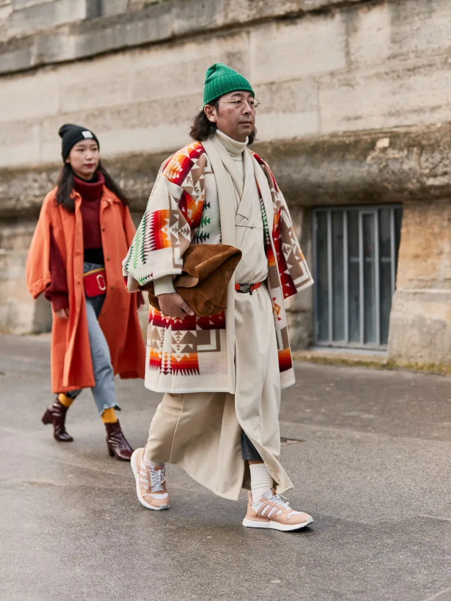 người đàn ông mặc áo cardigan