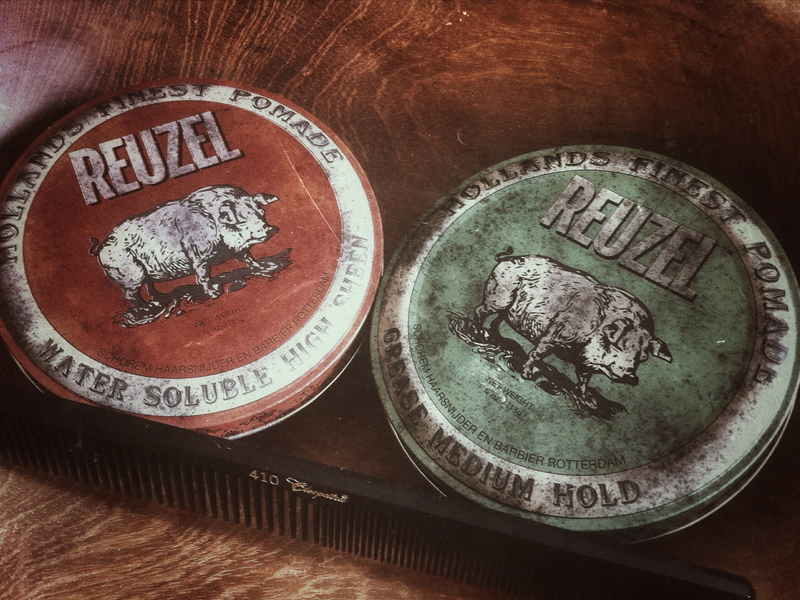 Tạo kiểu tóc nam Undercut với 5 bước đơn giản: Một sản phẩm Pomade danh tiếng của Reuzel.