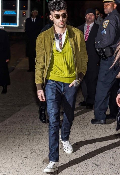 Các mốn vị trí thứ 7 trong top thời trang sao nam nổi bật của năm 2018 là chàng ca sĩ điển trai Zayn Malik với sắc xanh rêu nổi bật của nhà Tom Ford đi cùng đôi sneaker converse trắng tối giản mang tinh thần phá cách, bụi bặm. Ảnh: GQ
