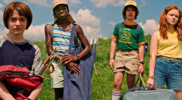 thời trang phim stranger things các thành viên mặc đồ camping áo thun mùa hè