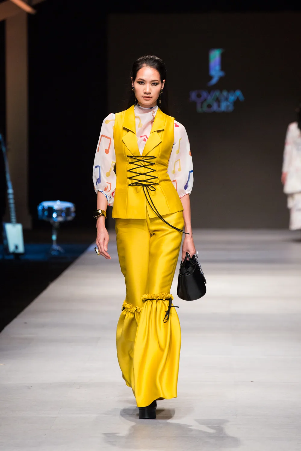 Jovana Louis với những cô gái rực rỡ trong quần ống loe, áo dây và tay raglan họa tiết sinh động. Ảnh: Vifw.vn