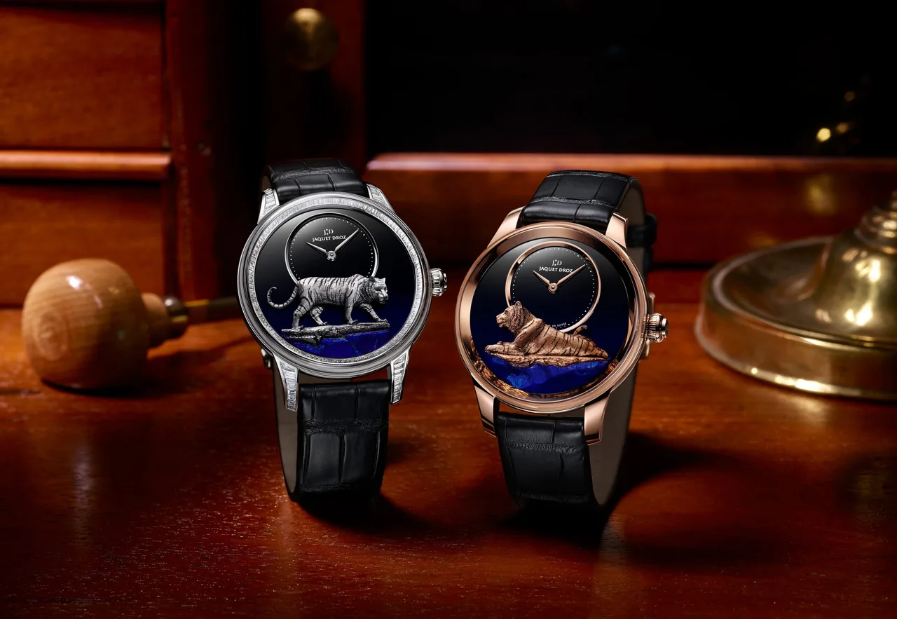 Cặp thiết kế cuối cùng trong BST Tiger Petite Minute Heure - Đặc biệt hơn nữa, tại vành bezel và phần vấu dây của phiên bản vàng trắng 18k được nạm kim cương Baguette.