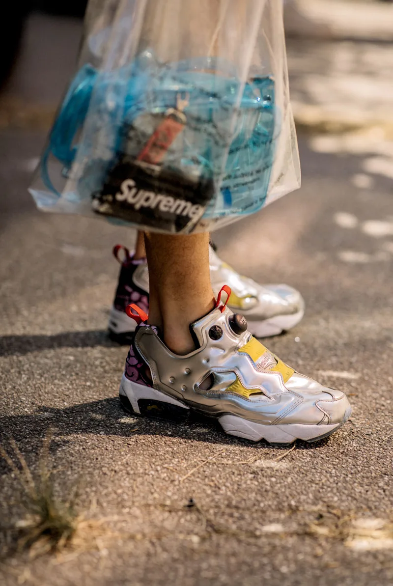 Sneaker màu xám mạnh mẽ gợi liên tưởng đến những đôi giày robot cực ngầu. Ảnh: Asia Typek